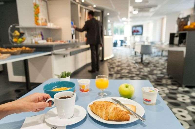 Brit Hotel Macon Centre Gare Restaurant bilde